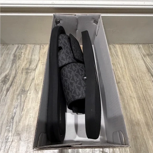 Michael Kors Black Wade Slide Footwear - Picture 5 of 6